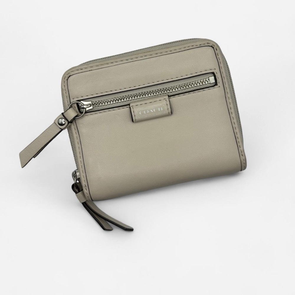 Coach Cream Leather Zip Around Wallet with COA (Authenticated)